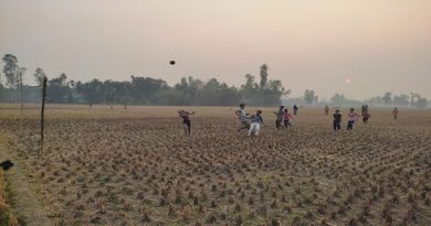 বিস্তীর্ণ ফসলি ফাঁকা জমিতে ফুটবল খেলা